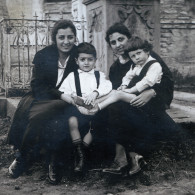Ашхен Бархударян (справа) вместе с сыном Левоном (слева). Ереван, 1924 год