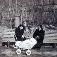 Тамара Ефимовна Куликова (слева) с дочерью Татьяной (в коляске). Соседка по квартире № 51 Ада Балакирева с дочерью Дариной (справа от Тамары Куликовой). Две другие девочки — Надежда и Ирина Акуловы — дочери сестры Тамары Нины Ефимовны Куликовой. Сад Аквариум. 1957 год. Из собрания Музея М. А. Булгакова. Дар Татьяны Борисовны Ясашиной