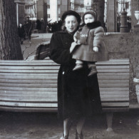 Тамара Ефимовна Куликова с дочерью Татьяной в саду Аквариум. 1957 год. Из собрания Музея М. А. Булгакова. Дар Татьяны Борисовны Ясашиной