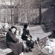 Тамара Ефимовна Куликова с дочерью Татьяной (в коляске) в саду Аквариум. 1957 год