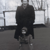 Тамара Ефимовна Куликова с дочерью Татьяной в саду Аквариум. 1957 год