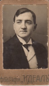 Александр Богданович Якулов, 1914 год. Александр Богданович Якулов (1873–1938) приходился братом художнику Георгию Богдановичу, работал юристом. Фото-ателье «Идеал» принадлежало Биргану Георгию Леопольдовичу и находилось по адресам: Арбат, 40 и Тверская, 33