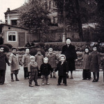 1956 год. Прогулочная группа в саду «Аквариум». Софья Мадорская третья справа в первом ряду