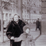 1958 год. Воложинская Изабелла Зиновьевна с дочерью Софьей на Большой Садовой