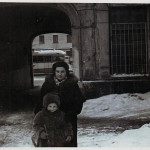 1958 год. Воложинская Изабелла с дочерью Софьей во дворе на Большой Садовой
