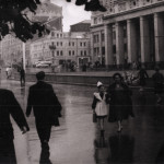1960 год. Первое сентября. Площадь Маяковского (сейчас Триумфальная площадь). Софья вместе с мамой Изабеллой Воложинской возвращается со школьной линейки. Первый класс
