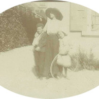 Мария Николаевна Кислякова с дочерью Еленой и сыном Николаем. Около 1909 года
