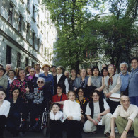 Жители дома 10 по Большой Садовой во дворе. Май 2002 года