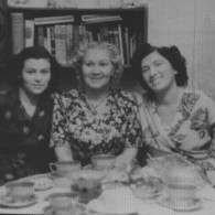 Тамара Аборкина (в девичестве Кузнецова) вместе с соседками — Клавдией Александровной Дорофеевой (работала контролером в Московском доме кино) и Валентиной Григорьевной Дорофеевой (работала официанткой в ресторане гостиницы «Националь»)