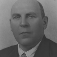 Иван Макарович Кузнецов. Конец 1930-х годов. Из воспоминаний его внучки Натальи Саркисьянц: «Он меня очень любил. Когда вот я тут на стульях спала, просыпалась и сразу лезла под подушку — и обязательно он мне клал туда конфетку „Мишки в бору“»